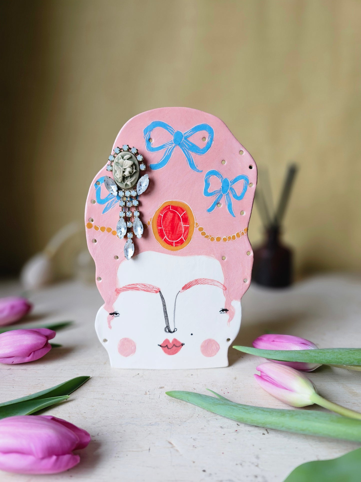 Madame Pomp handmade ceramic earrings holder