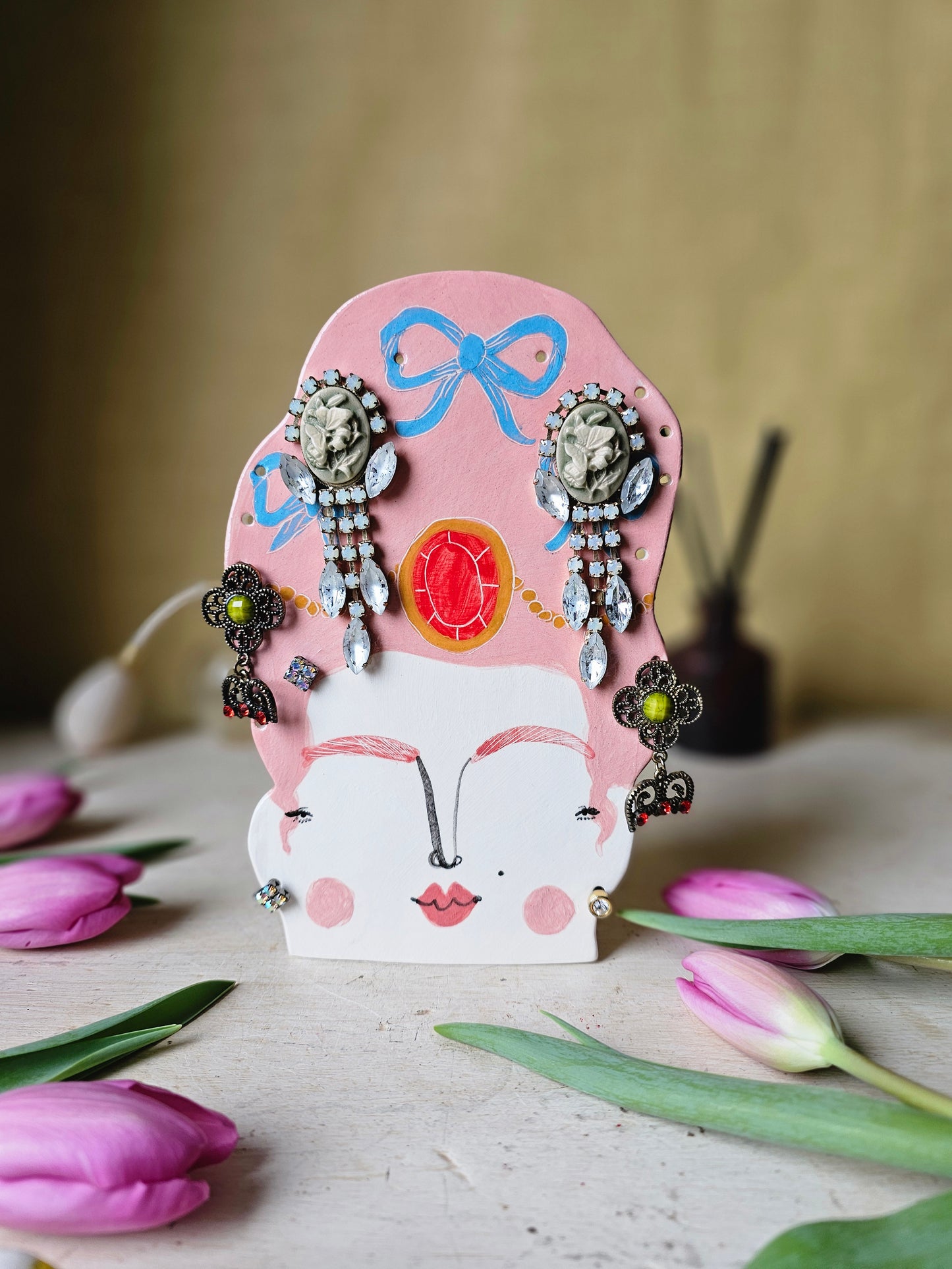 Madame Pomp handmade ceramic earrings holder