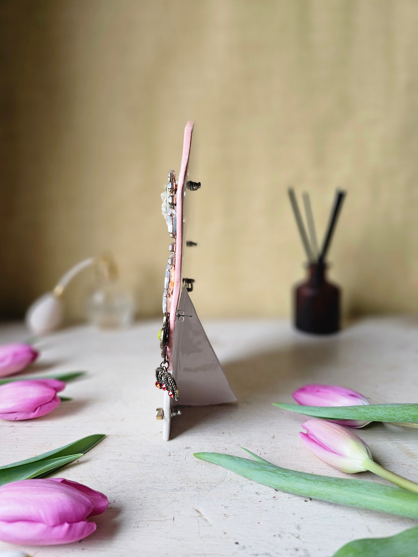 Madame Pomp handmade ceramic earrings holder