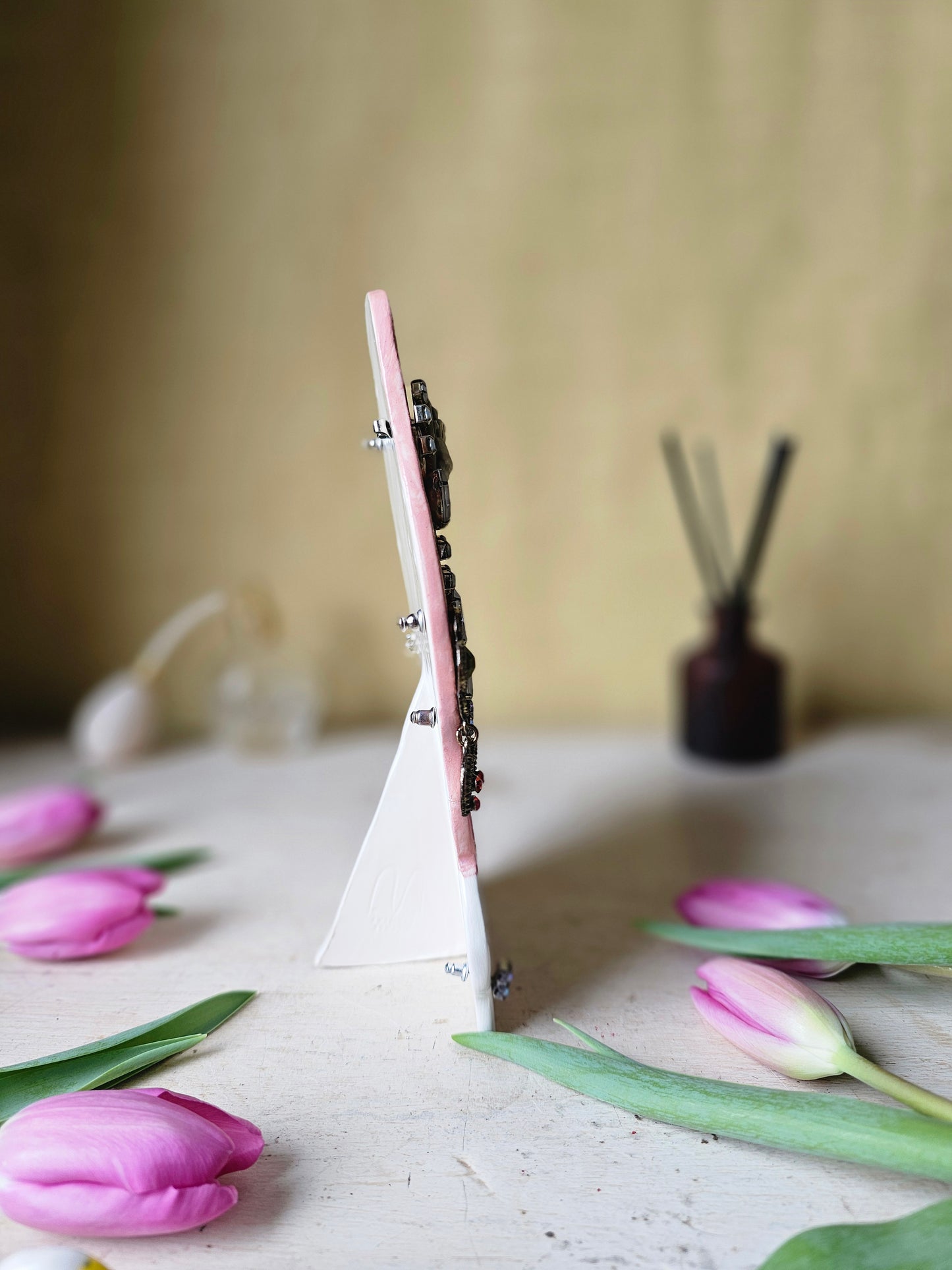 Madame Pomp handmade ceramic earrings holder